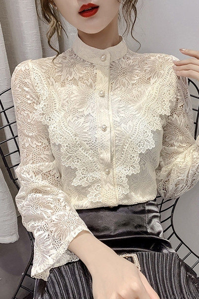 Cămașă de damă cu guler înalt, dantelă și nasturi