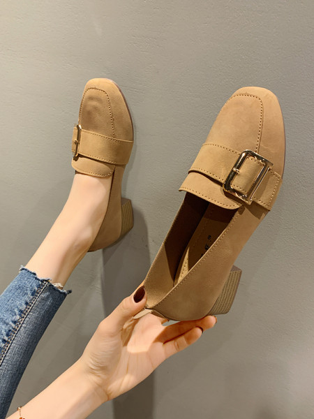 Női alkalmi cipő csattal és vastag sarokkal