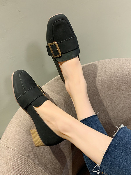 Női alkalmi cipő csattal és vastag sarokkal