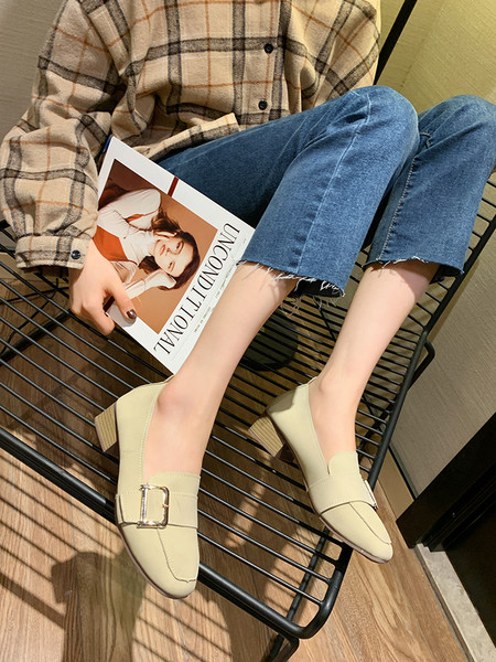 Női alkalmi cipő csattal és vastag sarokkal