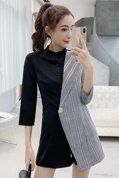 Dvobojni ženski kombinezon sa metalnim dugmetom