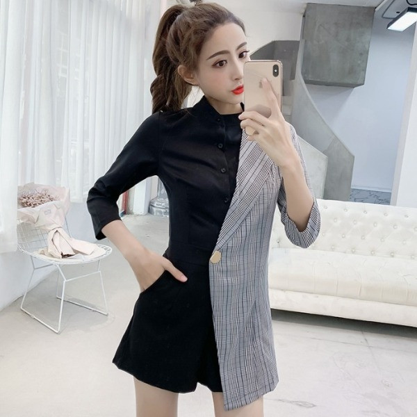 Dvobojni ženski kombinezon sa metalnim dugmetom