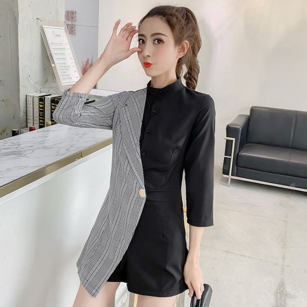 Dvobojni ženski kombinezon sa metalnim dugmetom