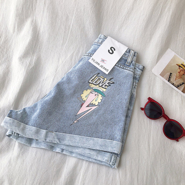 Praegused kõrge vöökoha ja aplikatsiooniga lühikesed püksid