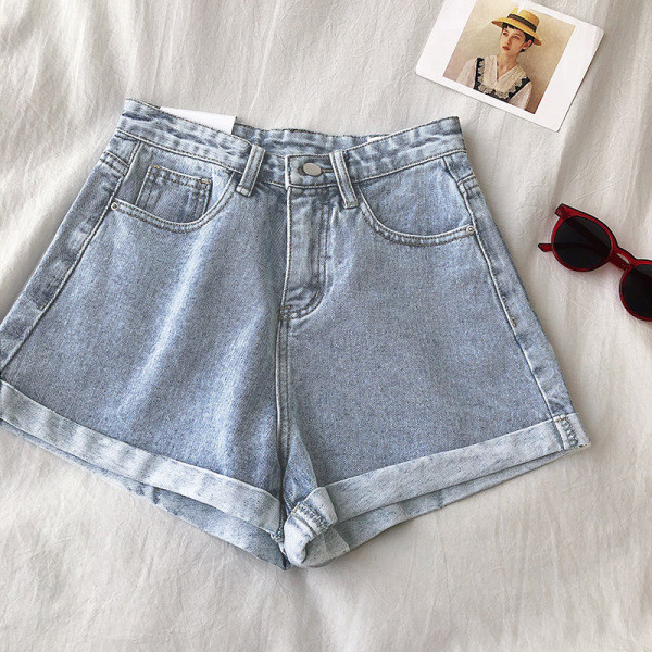 Praegused kõrge vöökoha ja aplikatsiooniga lühikesed püksid