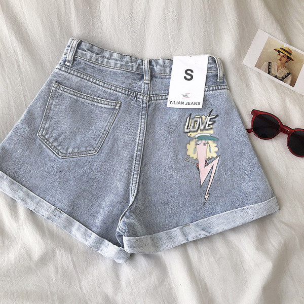 Praegused kõrge vöökoha ja aplikatsiooniga lühikesed püksid