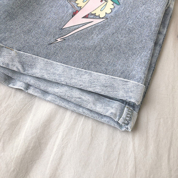 Praegused kõrge vöökoha ja aplikatsiooniga lühikesed püksid