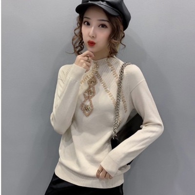 Moderna sieviešu blūze ar zemu apkakli un fliteriem