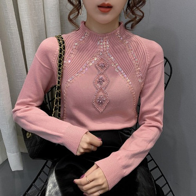 Moderna sieviešu blūze ar zemu apkakli un fliteriem