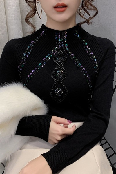 Moderna sieviešu blūze ar zemu apkakli un fliteriem