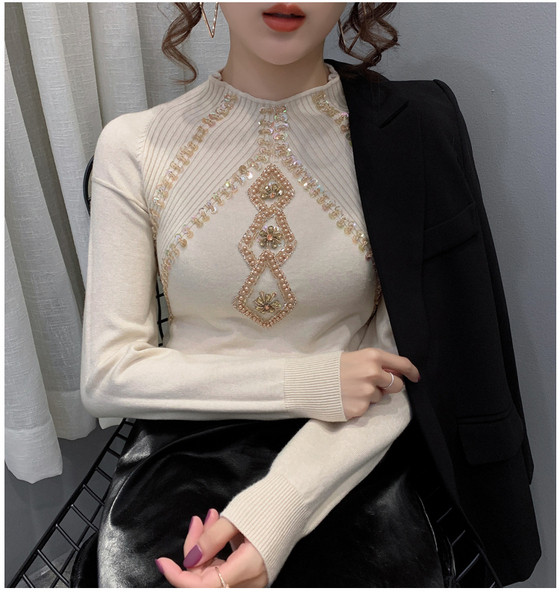 Moderna sieviešu blūze ar zemu apkakli un fliteriem