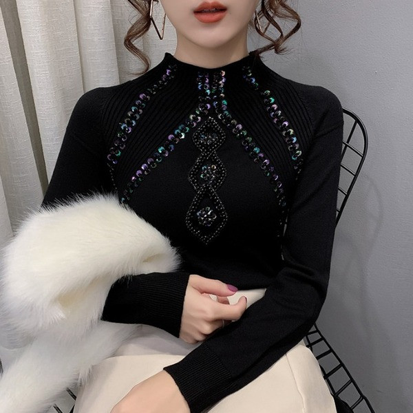 Moderna sieviešu blūze ar zemu apkakli un fliteriem