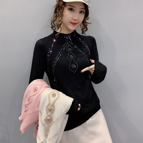 Moderna sieviešu blūze ar zemu apkakli un fliteriem