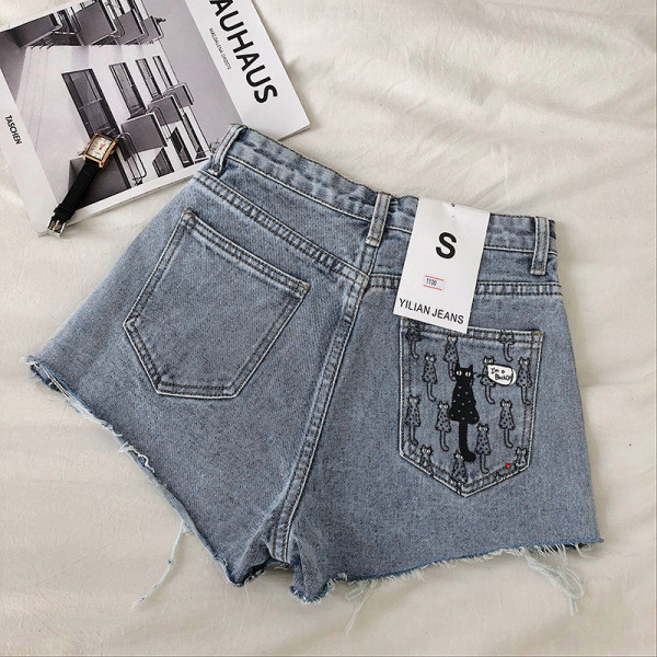 Modern magas derekú farmer rövidnadrág, szakadt motívumokkal és hímzéssel