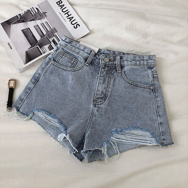 Modern magas derekú farmer rövidnadrág, szakadt motívumokkal és hímzéssel