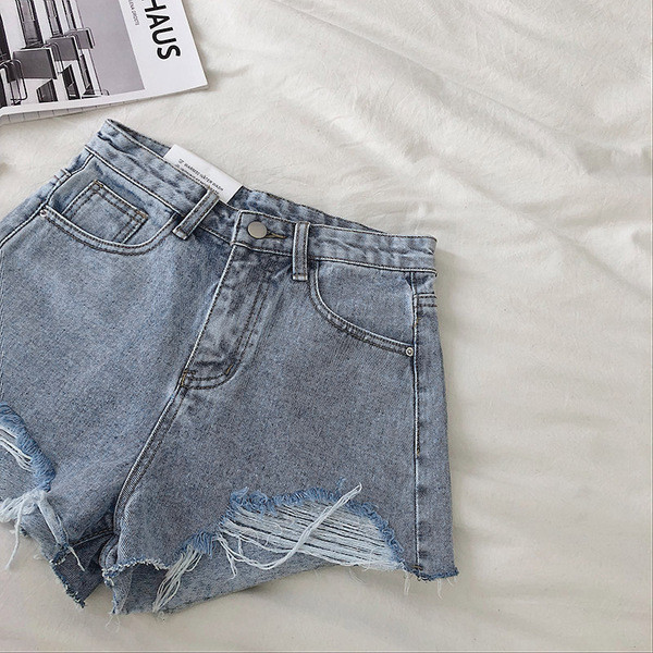 Modern magas derekú farmer rövidnadrág, szakadt motívumokkal és hímzéssel