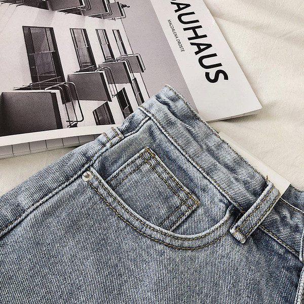 Modern magas derekú farmer rövidnadrág, szakadt motívumokkal és hímzéssel