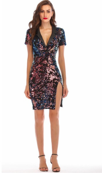 Rochie scurtă de damă elegantă, cu decolteu adânc și cu fantă