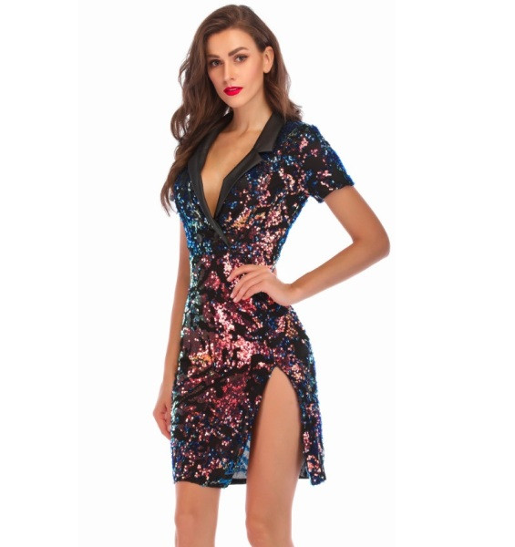 Rochie scurtă de damă elegantă, cu decolteu adânc și cu fantă