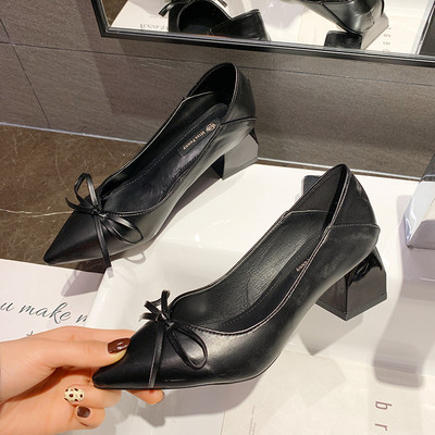 Modern női cipő szalaggal és vastag sarokkal