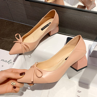 Modern női cipő szalaggal és vastag sarokkal