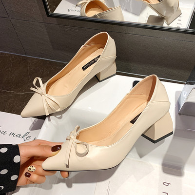 Modern női cipő szalaggal és vastag sarokkal