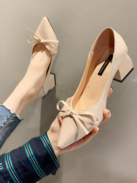 Modern női cipő szalaggal és vastag sarokkal