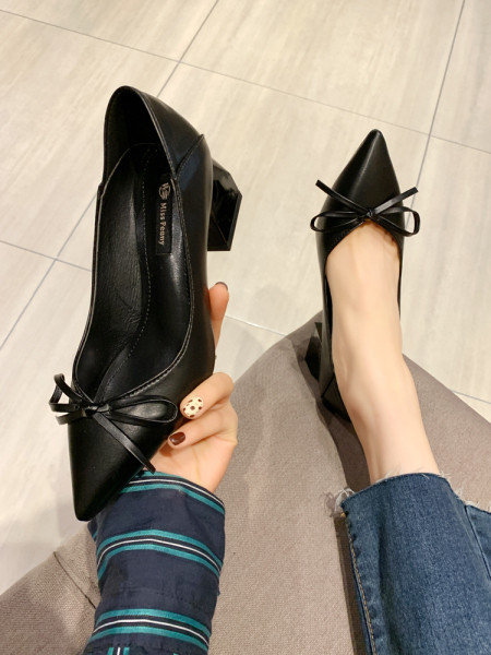 Modern női cipő szalaggal és vastag sarokkal