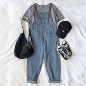 Moteriškas laisvalaikio džinsinis kombinezonas su kišenėmis ir reguliuojamais petnešėlėmis