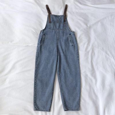 Moteriškas laisvalaikio džinsinis kombinezonas su kišenėmis ir reguliuojamais petnešėlėmis