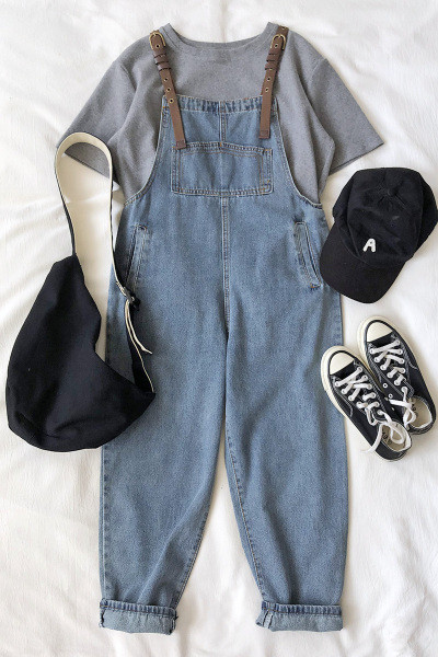 Moteriškas laisvalaikio džinsinis kombinezonas su kišenėmis ir reguliuojamais petnešėlėmis