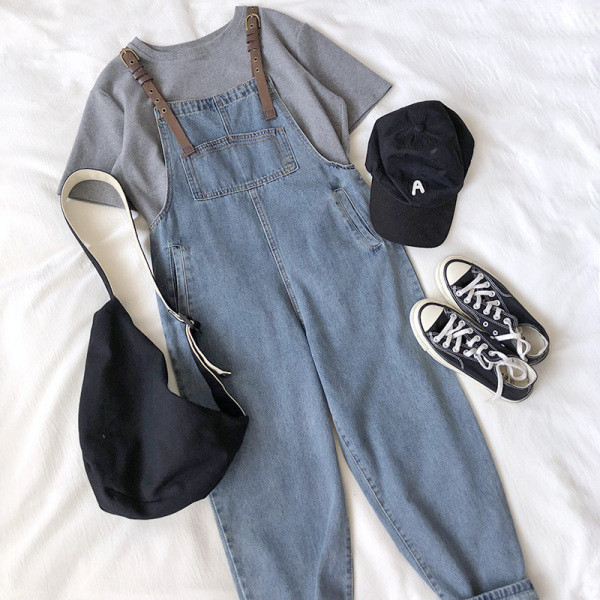 Moteriškas laisvalaikio džinsinis kombinezonas su kišenėmis ir reguliuojamais petnešėlėmis