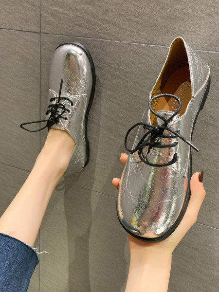 Alkalmi női cipő lapos talppal és fűzővel