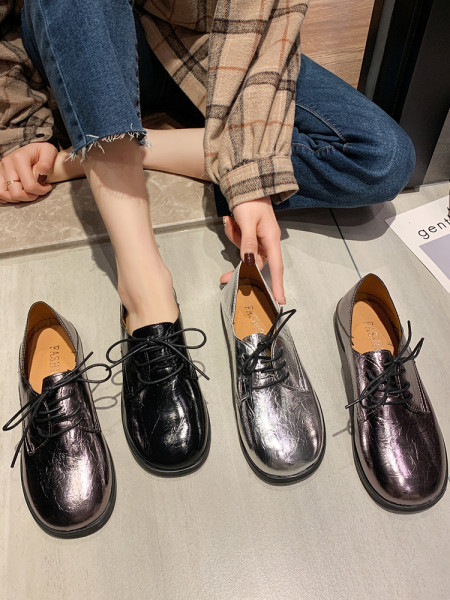 Alkalmi női cipő lapos talppal és fűzővel