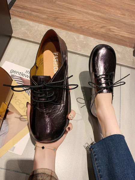 Alkalmi női cipő lapos talppal és fűzővel