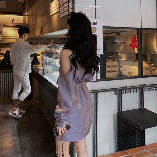 Naujo modelio moteriška suknelė klasikine apykakle ir apnuogintais pečiais