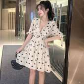 Trumpa moteriška suknelė su širdelėmis su špicine iškirpte ir 3/4 rankovėmis