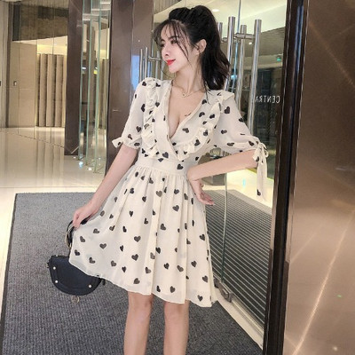 Trumpa moteriška suknelė su širdelėmis su špicine iškirpte ir 3/4 rankovėmis