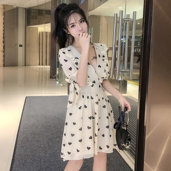 Trumpa moteriška suknelė su širdelėmis su špicine iškirpte ir 3/4 rankovėmis