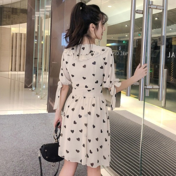 Trumpa moteriška suknelė su širdelėmis su špicine iškirpte ir 3/4 rankovėmis