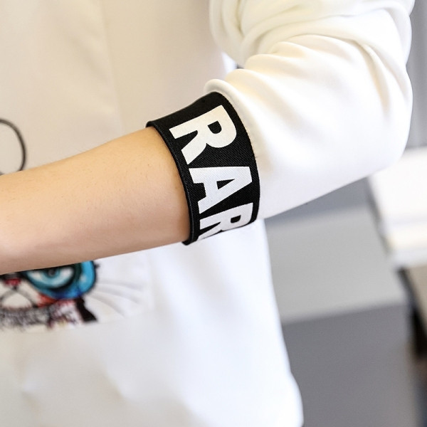 Bluză casual bărbătească cu aplicație și decolteu rotund