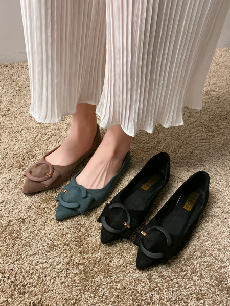 Öko velúrból készült alkalmi női cipő, csattal - hegyes modellel