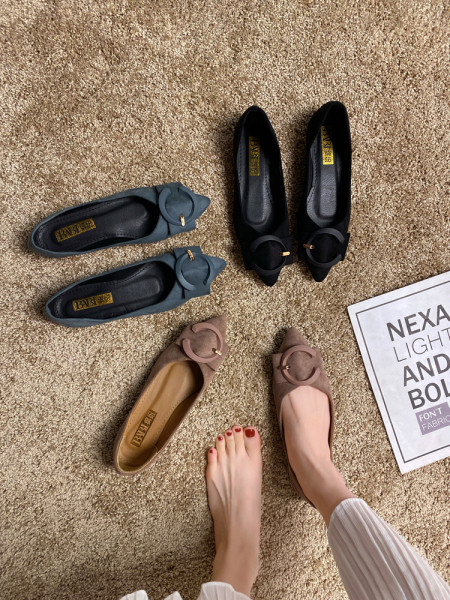 Öko velúrból készült alkalmi női cipő, csattal - hegyes modellel