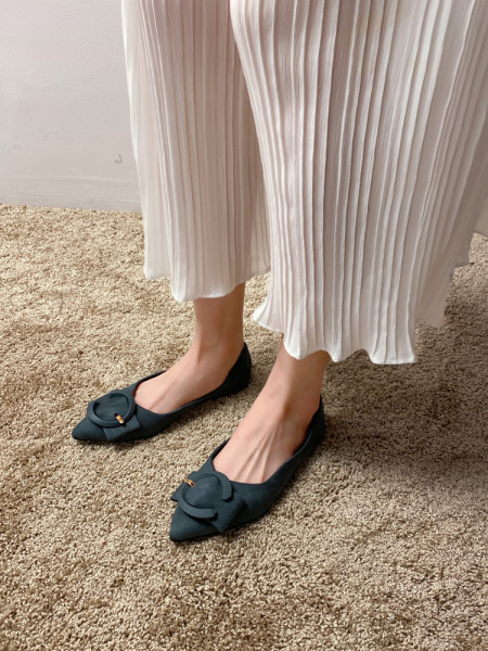 Öko velúrból készült alkalmi női cipő, csattal - hegyes modellel