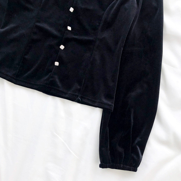 Stiilne naiste sametpluus ovaalse kaelusega ja pikkade varrukatega