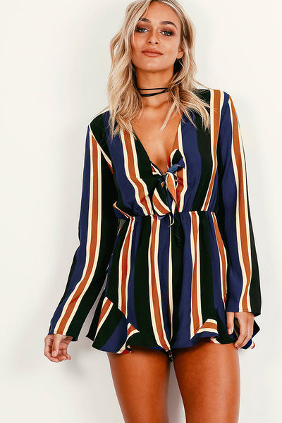 Salopetă scurtă de damă casual, cu mâneci lungi și decolteu adânc