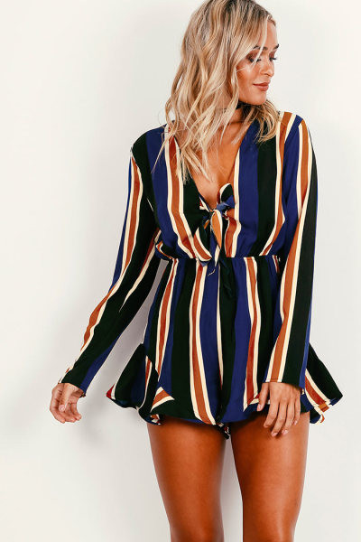 Salopetă scurtă de damă casual, cu mâneci lungi și decolteu adânc