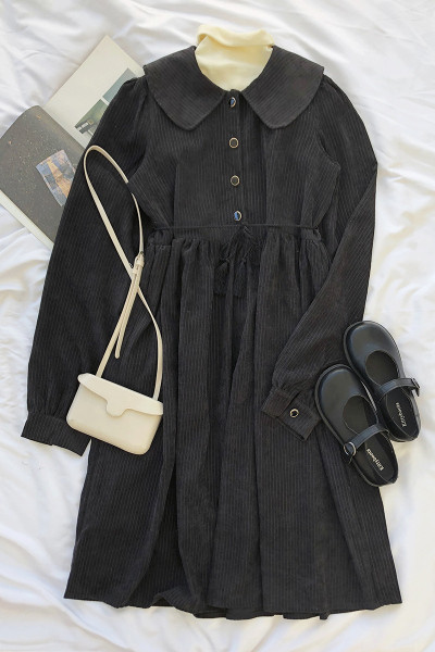 Dabartinė moteriška suknelė iš velveto kirpimo modelio klasikine apykakle ir ilgomis rankovėmis