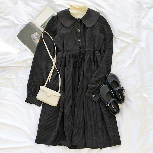 Dabartinė moteriška suknelė iš velveto kirpimo modelio klasikine apykakle ir ilgomis rankovėmis