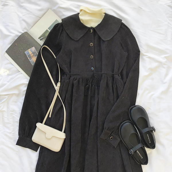 Dabartinė moteriška suknelė iš velveto kirpimo modelio klasikine apykakle ir ilgomis rankovėmis